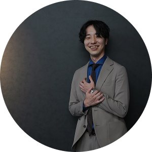 職場でメンバーとコミュニケーションをとる社員の写真